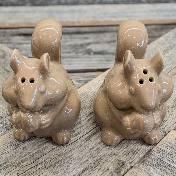 Big Cheeked Brown Squirrel w/ Acorn, Ceramic Salt/Pepper Shaker Set, Fall Decor - Picture 5 of 7